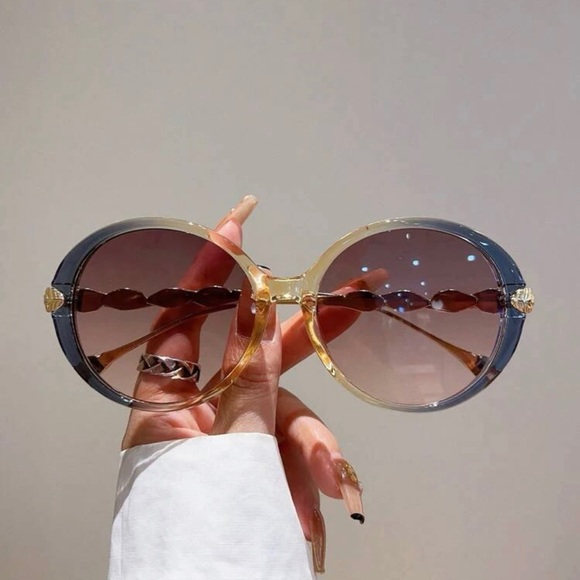 Round Frame Fashion Glasses - Picture 2 of 3